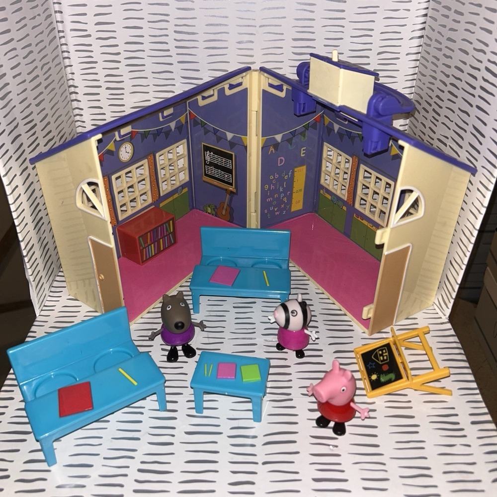 Peppa Pig's Deluxe School House Complete Playset Madame Gazelle Zoe Peppa HTF